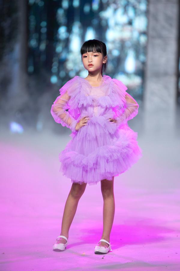 Mẫu nhí Trịnh Khánh Ngọc "gây sốt" với tài catwalk cực "đỉnh" trong show diễn thời trang của Xuân Lan - 2