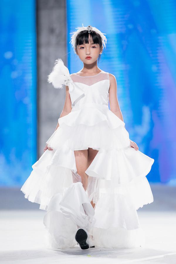 Mẫu nhí Trịnh Khánh Ngọc "gây sốt" với tài catwalk cực "đỉnh" trong show diễn thời trang của Xuân Lan - 3