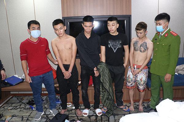 Nhóm thanh niên bị bắt giữ khi đang sử dụng chất ma túy - Ảnh: Báo CAND