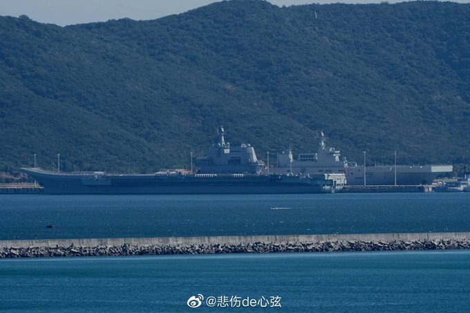 Tàu sân bay Sơn Đông của Trung Quốc neo cùng tàu đổ bộ Type 075.