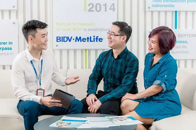 Khách hàng đang được nhân viên BIDV MetLife tư vấn về các gói sản phẩm BHNT