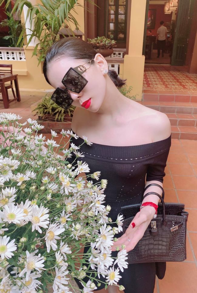 Ngoài ra, Lệ Quyên cũng sở hữu nhiều túi xách hàng hiệu, nhẫn, đồng hồ đắt đỏ khác.
