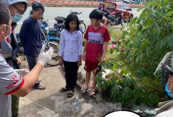 Nam thanh niên tử vong cạnh con dao trước cửa nhà dân - 1