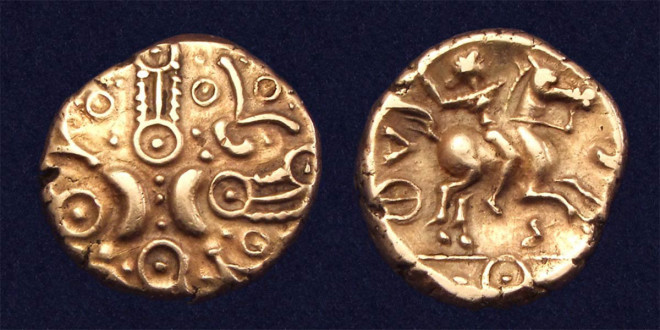 Cận cảnh 2 đồng tiền vàng thời Celtic - Ảnh: Treasure Hunting