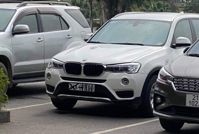 Một xe che nhòe nhoẹt biển số đậu đỗ tại trạm dừng nghỉ cao tốc Nội Bài - Lào Cai