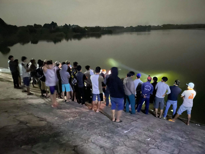Nhiều người tìm kiếm trong đêm dưới hồ Đá Bàng