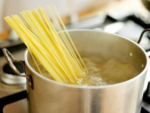 Ẩm thực - Nên dùng nước nóng hay nước lạnh khi nấu ăn?