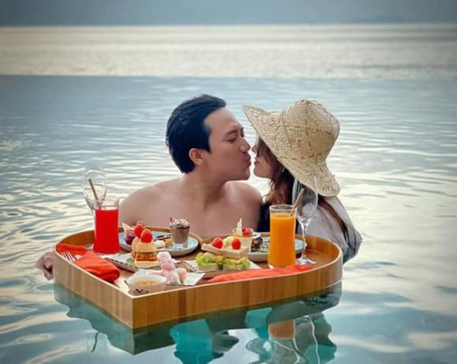 Trên thực tế, Trấn Thành và Hari Won là cặp vợ chồng thường thể hiện tình cảm một cách công khai trên mạng xã hội trong nhiều dịp đi du lịch chung hay khi cùng tụ tập cùng bạn bè.
