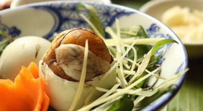 Trứng vịt lộn ăn kèm rau răm và gừng thái sợi - món ăn đơn giản nhưng có nhiều công dụng.