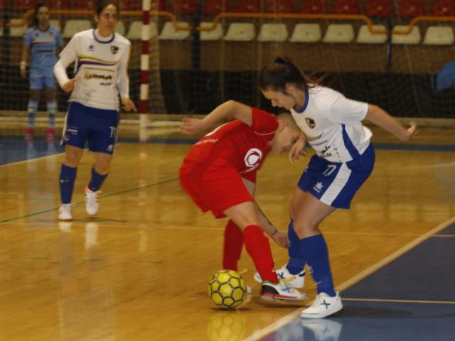 Bóng đá - Sốc: 6 nữ cầu thủ bị đuổi vì lấy ghế tẩn trọng tài nam, cảnh sát vào cuộc