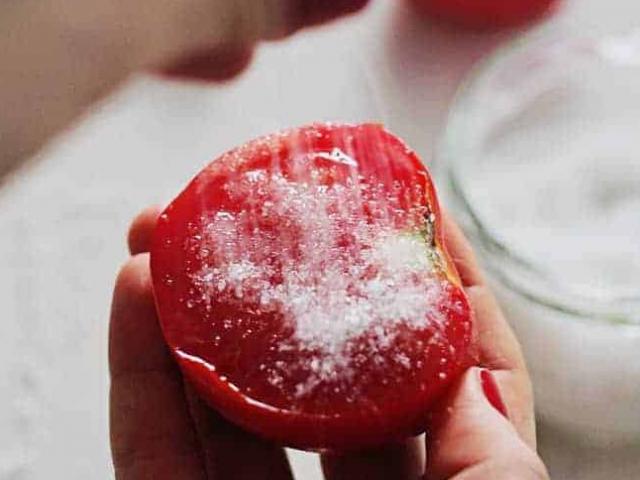 Làm đẹp - Cắt nửa quả cà chua rắc đường làm cách này khiến bạn hết sạch mụn đầu đen