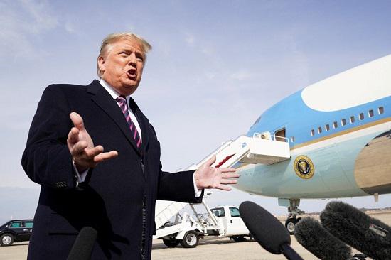 Tổng thống Mỹ Donald Trump đứng trước chuyên cơ Air Force One vào tháng 2/2020. Ảnh: Reuters.