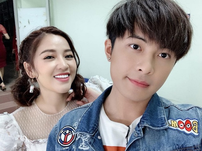 Nổi tiếng là một người khá năng động, hoạt ngôn nhưng mỗi lần bị trêu chọc với Gin Tuấn Kiệt, người đẹp luôn tỏ ra ngại ngùng và im lặng.
