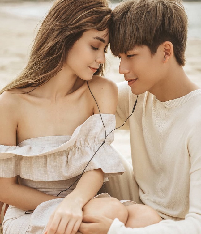 Sau đó, cặp đôi dính nhau như sam tại các sự kiện, thậm chí Quốc Anh còn liên tiếp đóng nam chính trong các MV của MLee.
