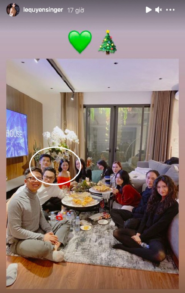 Tối 24/12, Lâm Bảo Châu xuất hiện trong bức hình Lệ Quyên và bạn bè ăn mừng Giáng sinh, hai người công khai ngồi cạnh nhau.
