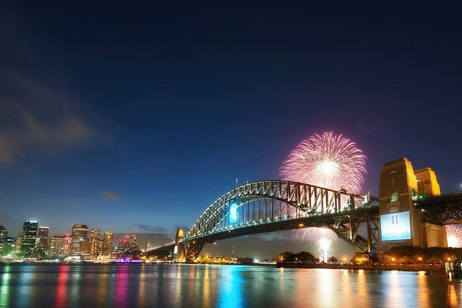 Sydney, Australia: Nhiều người tham dự Đêm giao thừa ở cảng Sydney hơn ở Quảng trường Thời đại của Mỹ vì lý do pháo hoa ở Sydney được coi là màn trình diễn được ngưỡng mộ và yêu thích nhất trên toàn thế giới. 
