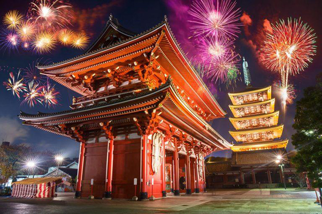Tokyo, Nhật Bản: Nếu bạn đang tìm kiếm pháo hoa và các bữa tiệc thâu đêm, hãy đến Yokohama ngay bên kia Vịnh Tokyo. Đây là một phần của Greater Tokyo và nó rất hoành tránh với màn pháo hoa trình diễn cho gần 4 triệu công dân.&nbsp;
