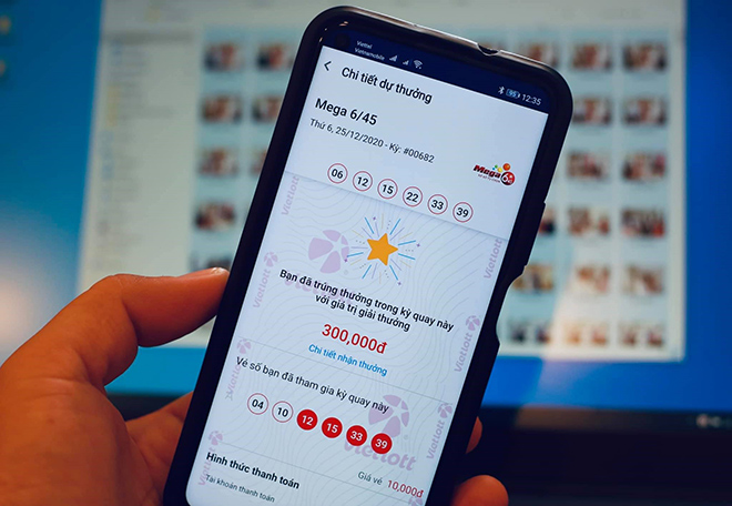 Một tấm vé trúng thưởng sản phẩm Mega 6/45 đang chờ lĩnh tiền qua tài khoản.