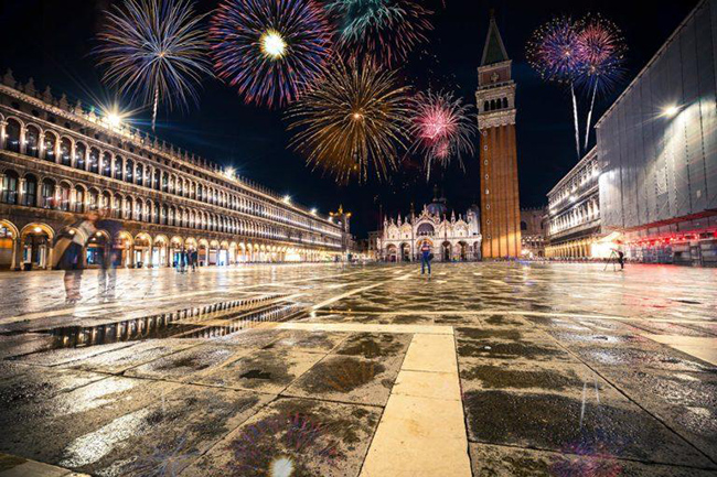 Venice, Italia: Tại Quảng trường St. Mark sẽ có một ngoại lệ lớn vào đêm Giao thừa với các buổi hòa nhạc lấp đầy quảng trường khổng lồ cho đến khi pháo hoa diễn ra.
