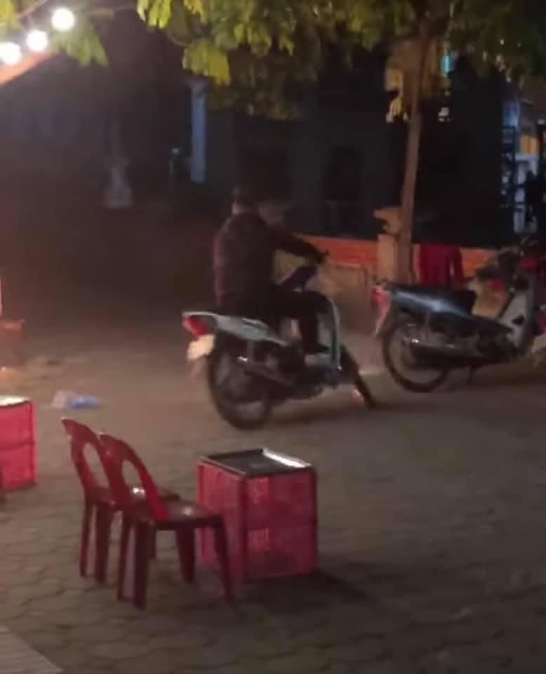 Đức Anh lên xe máy bỏ đi sau khi châm lửa đốt quán trà chanh giữa phố Hà Nội.