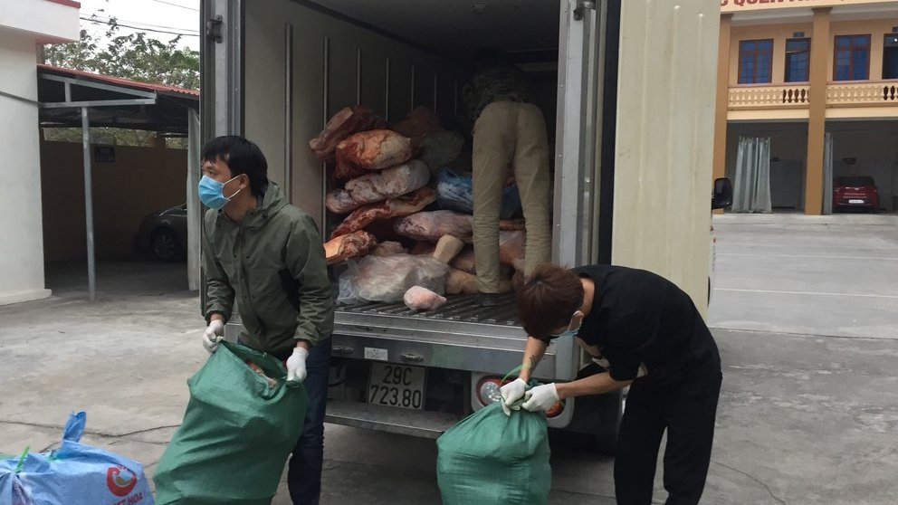 Ngăn chặn hơn 2 tấn thịt lợn bốc mùi đang được mang đi chào bán - 1