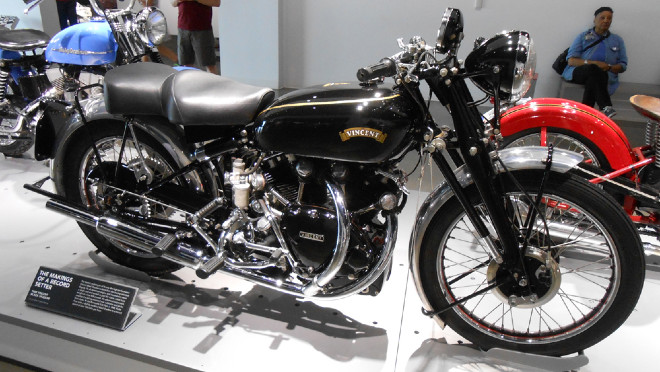 3. 1950 Vincent Black Shadow được mệnh danh là “ông tổ” nếu so sánh với thần gió Suzuki GSX-R1300R Hayabusa. Đây là mẫu xe nhanh nhất thế giới lúc đó với tốc độ tối đa lên tới 125 mph (201,168 km/h) từ khối động cơ V-twin dung tích 998cc.