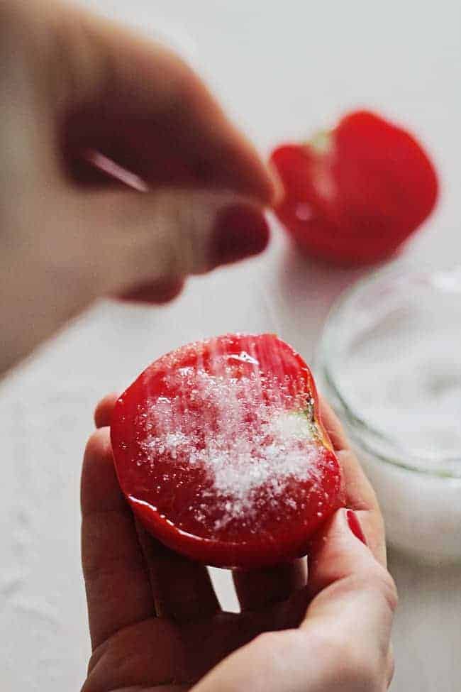 Cắt nửa quả cà chua rắc đường làm cách này khiến bạn hết sạch mụn đầu đen - 1