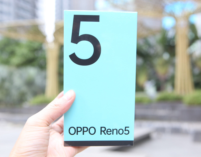 Oppo vừa chính thức ra mắt mẫu Reno5 tại thị trường Việt Nam. Máy được đựng trong một chiếc hộp không quá cứng và sang trọng, nhưng khá bắt mắt và thân thiện.

