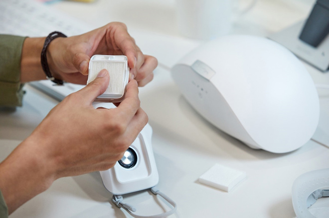 Khẩu trang lọc khí LG PuriCare được tích hợp sẵn pin sạc với dung lượng 820mAh, cho phép máy hoạt động đến 8 giờ ở chế độ hoạt động thấp và 2 giờ ở chế độ hoạt động cao nhất.