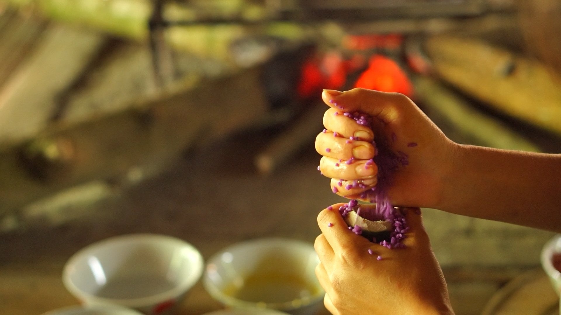 Cho gạo vào ống tre&nbsp;để nướng, sau đó lấy lá chuối nút chặt miệng ống tre.