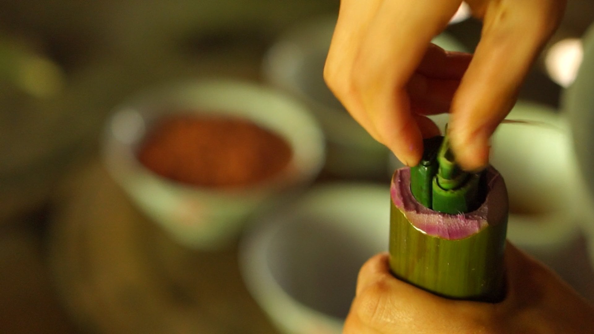 Khi thấy có hơi nước bốc lên từ miệng ống tre và ngửi thấy mùi thơm của cơm là lúc cơm lam đã chín.