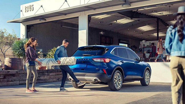 8. Ford Escape 2020 (sức chứa khoang hành lý khi gập hàng ghế sau: 1.852 lít)
