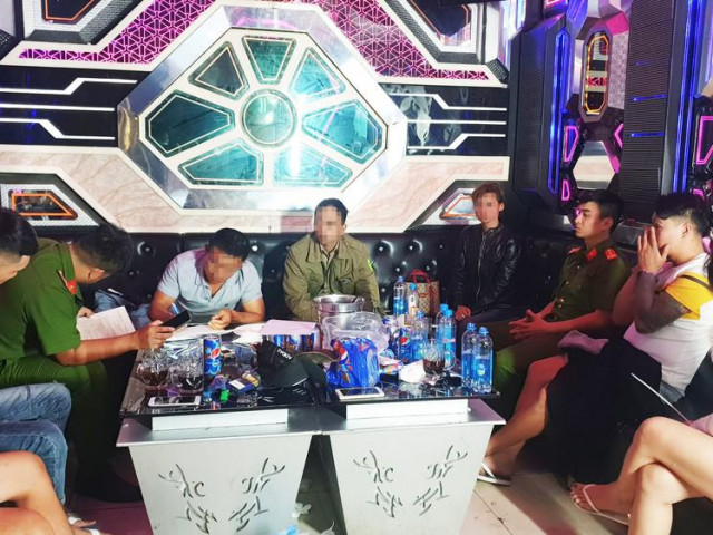 Pháp luật - Bắt quả tang 24 dân chơi "bay lắc" điên cuồng tại quán karaoke