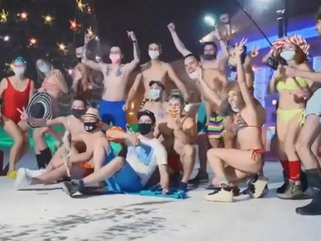 Media - Nhóm thanh niên mở tiệc, mặc bikini dưới trời tuyết -39 độ C