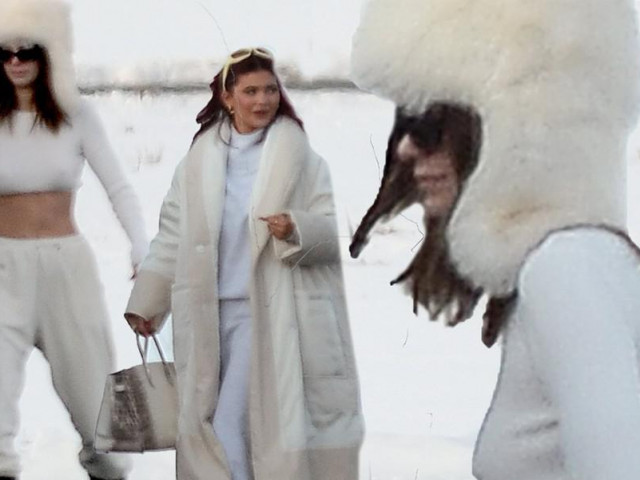 Thời trang - Kendall Jenner mặc ‘quên nội y’, mặc crop-top khoe eo thon bất chấp lạnh âm độ C