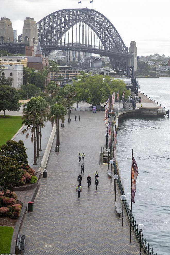 Cảnh tượng vắng vẻ hiếm thấy dưới chân cầu cảng Sydney. Người dân Sydney thường tập trung từ rất sớm ở khu vực này để xem bắn pháo hoa. Ảnh: Getty