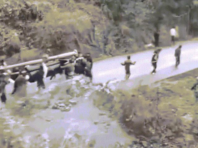 Phi thường - kỳ quặc - "Hết hồn" cảnh nhóm người khiêng quan tài trượt dốc không phanh vì đường trơn