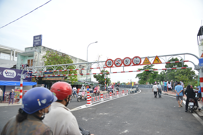 Ông Trường Vàng (89 tuổi, ngụ quận Gò Vấp) chia sẻ: “Trước đây chưa có cầu, đau ốm qua lại bằng phà rất là khó khăn, bây giờ có cây cầu người dân ở đây rất vui mừng, hy vọng có cầu kinh tế khu vực này sẽ phát triển hơn”.