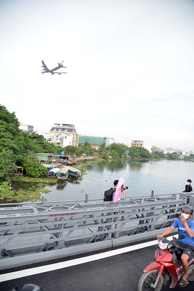 &nbsp;“Trước tôi phải chen chúc chờ phà để qua Gò Vấp. Giờ có cầu rồi nên mọi thứ đều thuận tiện, việc lưu thông sẽ dễ dàng. Nay tôi ra đây chụp mấy tấm hình để làm kỷ niệm ngày đầu đi cầu qua sông”, anh Nguyễn Hoàng Linh ngụ phường An Phú Đông chia sẻ.