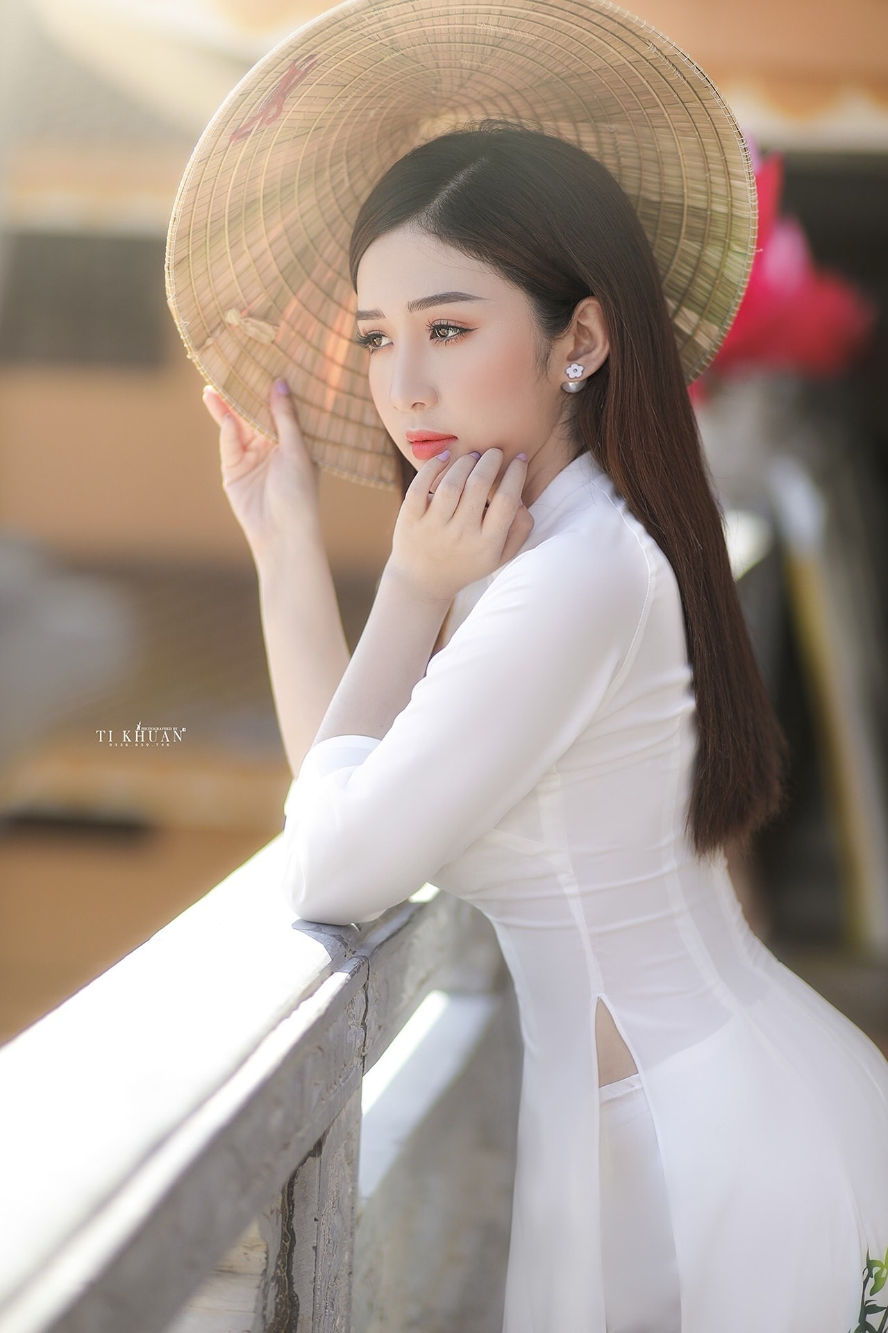 Mỹ Chi thanh lịch trong thiết kế áo dài trắng.