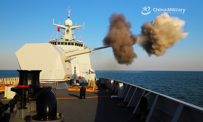 Tàu khu trục tên lửa&nbsp;Qiqihar của Trung Quốc&nbsp;khai hỏa pháo chính trong một cuộc tập trận