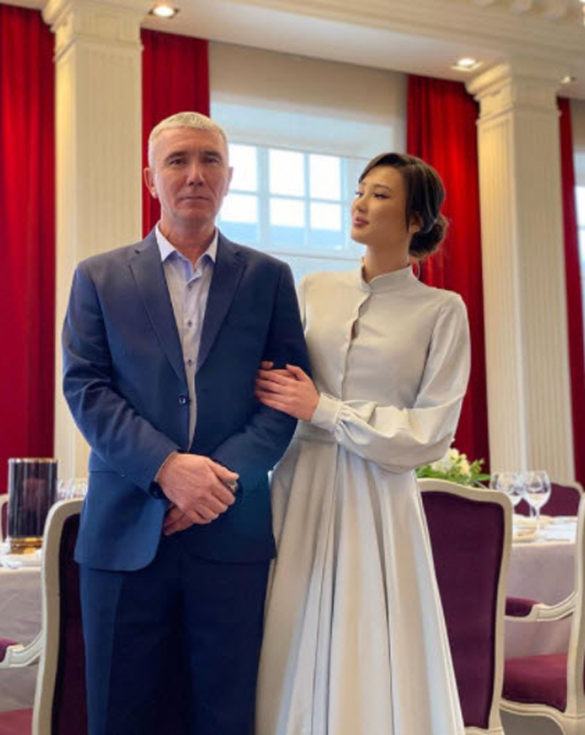 Sabina hạnh phúc bên cạnh cha