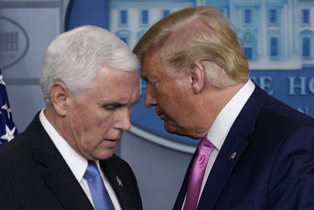 Phó Tổng thống Mỹ Mike Pence (trái) và Tổng thống Mỹ Donald Trump. Ảnh: AP