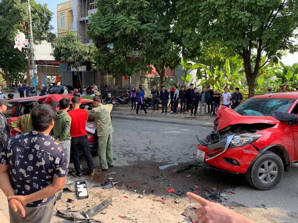 &nbsp;Rất đông người theo dõi vụ tai nạn.