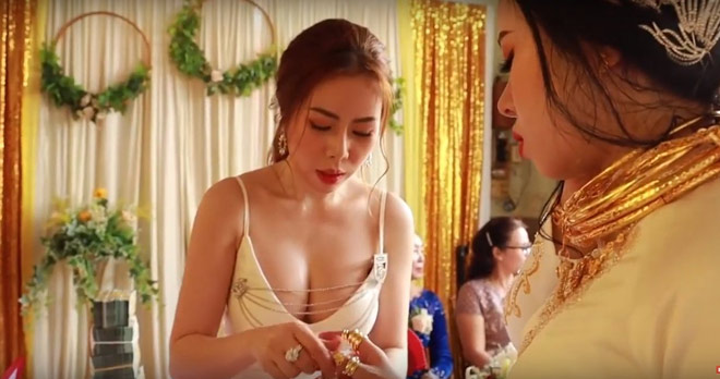 4 đám cưới "siêu khủng" năm 2020, cô dâu đeo vàng trĩu cổ phải người thân “đỡ đần” - 2