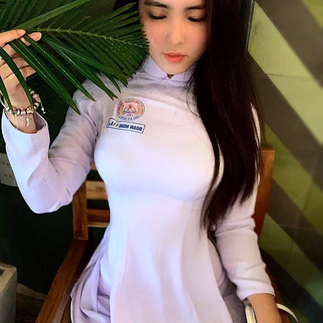Cô được báo Trung Quốc ca ngợi là mặc áo dài hấp dẫn không tưởng, sở hữu vòng eo ảo diệu. 
