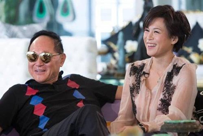Đại gia Triệu Thế Tăng rất quan tâm đến con gái là Gigi Chao. Năm 2012, ông từng chịu chi 500 triệu đô la Hong Kong cho chàng trai nào yêu được con gái ông. Trước đó, ông phủ nhận Gigi Chao kết hôn đồn g tính.
