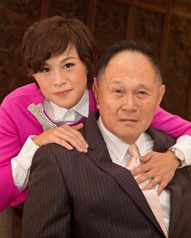Năm 2014, ông nâng số tiền này lên cao hơn nhưng đến nay con gái ông là Gigi Chao vẫn chưa kết hôn.
