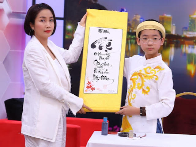 Giải trí - Ốc Thanh Vân ngưỡng mộ cậu bé "thần đồng thư pháp" tham gia hàng trăm sự kiện lớn nhỏ