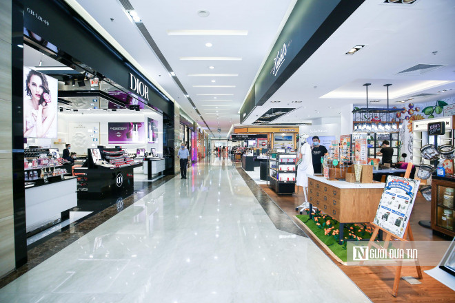 Bắt đầu từ ngày 28/9, UBND Tp.Hà Nội cho phép mở cửa TTTM, các cửa hàng may mặc, thời trang, hóa mỹ phẩm được phép bày bán sau hơn 2 tháng đóng cửa để phòng, chống dịch Covid-19.